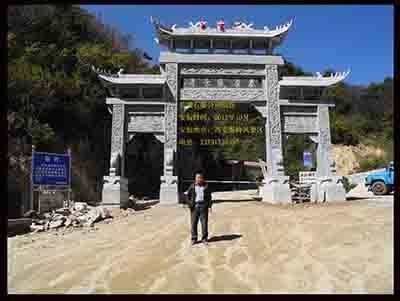 風(fēng)景區(qū)標(biāo)志性石雕牌坊大門